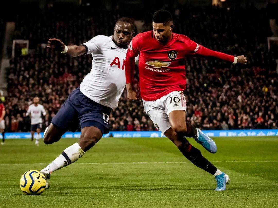 窗口期拜仁慕尼黑官宣签约——英超节点到来，赛场秩序良好，轮换策略成焦点